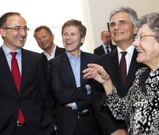 Dir. Tobias G. Natter (Leopold Museum), Dir. Peter Weinhäupl (Leopold Museum), Staatssekretär Josef Ostermayer, Bundeskanzler Werner Faymann, Elisabeth Leopold) © Leopold Museum im MQ/APA-Fotoservice/Schedl