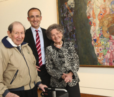 Prof. Carl E. Schorske (Kulturhistoriker, Ehrenbürger der Stadt Wien), Dr. Elisabeth Leopold (Vorstandsmitglied Leopold Museum) und Dr. Tobias G. Natter (Museologischer Direktor, Leopold Museum). © Leopold Museum im MQ/APA-Fotoservice/Schedl