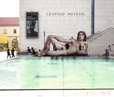 Ilse Haider, Mr. Big, Installation im Innenhof des MuseumsQuartiers, 2012 © Courtesy Galerie Steinek, Wien