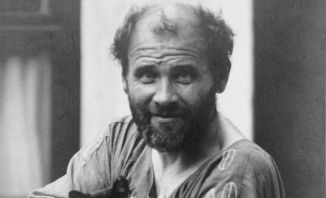 Gustav Klimt eine seiner Katzen im Arm haltend vor seinem Atelier in Wien VIII. Josefstädter Straße 21. Photographie von Moriz Nähr um 1912. © IMAGNO/Austrian Archives