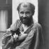 Moritz Nähr, Gustav Klimt eine seiner Katzen im Arm haltend vor seinem Atelier, um 1912 © Imagno/Austrian Archives