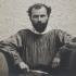 Gustav Klimt mit Malwerkzeug, 1902 © Privatbesitz