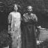Gustav Klimt und Emilie Flöge in einem Reformkleid mit Blumenmuster im Garten der Oleander-Villa in Kammer am Attersee. © IMAGNO/Austrian Archives