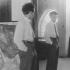 Porträt von Egon Schiele aus dem Jahr 1915 vor seinem Spiegel im Hietzinger Atelier, im Hintergrund das Gemälde »Tod und Mädchen« © Privatbesitz (Foto: Johannes Fischer)