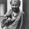 Moritz Nähr, Gustav Klimt eine seiner Katzen im Arm haltend vor seinem Atelier, um 1912 © Imagno/Austrian Archives