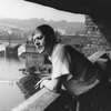 Oskar Kokoschka blickt vom Balkon seines Ateliers in Prag auf die Moldau, im Hintergrund die Karlsbrücke, 1936, Foto: verm. Olda Palkovska, © Universität für angewandte Kunst Wien, Oskar Kokoschka Zentrum