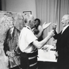 Sven Simon, Oskar Kokoschka und Konrad Adenauer beim Schnapstrinken vor dem Adenauer-Portrait, Cadenabbia, 1966 © Universität für angewandte Kunst Wien, Oskar Kokoschka-Zentrum © Fotoagentur Sven Simon