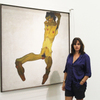 Tracey Emin vor Egon Schieles Gemälde »Sitzender Männerakt (Selbstdardstellung)« | 2014 © Leopold Museum, Wien / A. Ludwig