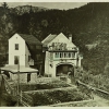 Anonymer Fotograf, ANONYMER FOTOGRAF Anton Koligs Wohnhaus (links) und Franz Wiegeles Wohn- und Atelierhaus (rechts) in Nötsch, um 1930 © Privatbesitz/Foto: Leopold Museum, Wien/Manfred Thumberger