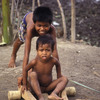 Zwei Jungen mit ihrem Gokart aus der Kokosnusspalme © Leopold Museum