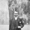 Anonymer Fotograf, Josef Maria Auchentaller vor Gustav Klimts Die Medizin  bei der X. Ausstellung der Wiener Secession, 1901 © Privatsammlung, Foto: Leopold Museum, Wien/Manfred Thumberger