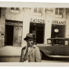 Ludwig Wittgenstein, Gilbert Pattisson with pipe in front of  „CATROS – GERAND“, France, 1936 © Trinity College, Cambridge, Witt.402.photo3, Photo: Master and Fellows of Trinity College Cambridge © Master and Fellows of Trinity College, Cambridge