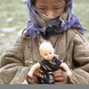 Nomadenmädchen mit ihrer Puppe aus europäischer Herstellung, Hochland von Tibet © Leopold Museum