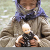 Nomadenmädchen mit ihrer Puppe aus europäischer Herstellung, Hochland von Tibet © Leopold Museum