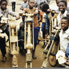 Jungen mit ihren Holzrollern, Ruanda © Leopold Museum