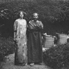 Gustav Klimt und Emilie Flöge in einem Reformkleid mit Blumenmuster im Garten der Oleander-Villa in Kammer am Attersee, 1908. © IMAGNO/Austrian Archives