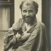 MORIZ NÄHR | Gustav Klimt im Malerkittel und mit Katze | 1911 © Klimt-Foundation, Wien