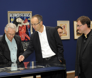 Leopold Museum Direktor Dr. Tobias G. Natter, und Dr. Diethard Leopold, Kurator der Schiele Ausstellung führten Ed Ruscha persönlich durch die Schiele Schau © Leopold Museum im MQ/APA-Fotoservice/Bargad