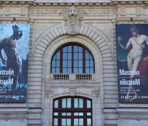 Fassade Musée d'Orsay Paris mit Ausstellungsplakaten Masculin / Masculin (c) Musée d'Orsay / Pierre et Gilles. Courtesy Galeri Jérôme de Noirmont, Paris / MBAC / Foto: Stephan Pumberger © Musée d'Orsay / Pierre et Gilles