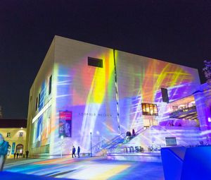 Leopold Museum im MuseumsQuartier, Fassade des Leopold Museum mit Lichtprojektionen von Victoria Coeln anlässlich der Ausstellung "Kokoschka. Das Ich im Brennpunkt" © Leopold Museum/APA-Fotoservice/S