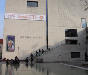 Marko Lulić, Sarajevo '84, 2014, Schriftskulptur an der Fassade des Leopold Museum April bis September 2014 © Leopold Museum, Wien