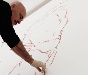 Hannes Mlenek bei der Arbeit an seiner Intervention "Seismogramm der Erregung" für die Ausstellung „Linie und Form“, Mai 2014 © Leopold Museum, Wien