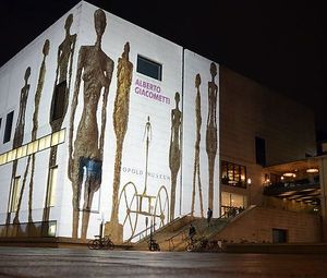 Facade of the Leopold Museum illuminated on the occasion of the Giacometti exhibition opening © Leopold Museum-Privatstiftung/APA-Fotoservice/Bargad