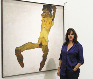 Tracey Emin vor Egon Schieles Gemälde »Sitzender Männerakt (Selbstdardstellung)« | 2014 © Leopold Museum, Wien / A. Ludwig