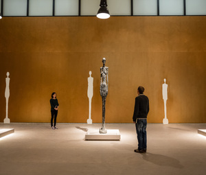 Einblick in die Ausstellung "Alberto Giacometti. Pionier der Moderne" des Leopold Museum. © Ausstellungsarchitektur: Weinhäupl ZT GmbH; Skulpturen: © Alberto Giacometti Estate/Bildrecht, Wien 2015