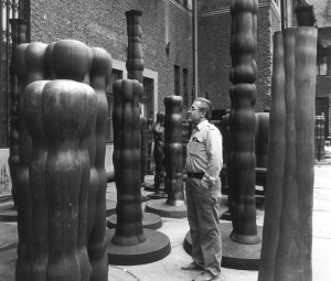 Joannis Avramidis in the courtyard of the sculptors’s studios of the Academy of Fine Arts Vienna, c. 1980 © Studio Joannis Avramidis, Vienna/Photo: Sanjiro Minamikawa