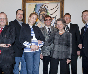 Elisabeth Leopold, Diethard Leopold, Peter Weinhäupl und Team vor Picasso-Gemälde in der Ausstellung "Cézanne-Picasso-Giacometti © Leopold Museum/APA-Fotoservice/Marie Rambauske