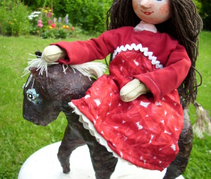 Die Puppe der kleinen Prinzessin Elisabeth auf Ihrem Pony © Eva Kaufmann, Berlin