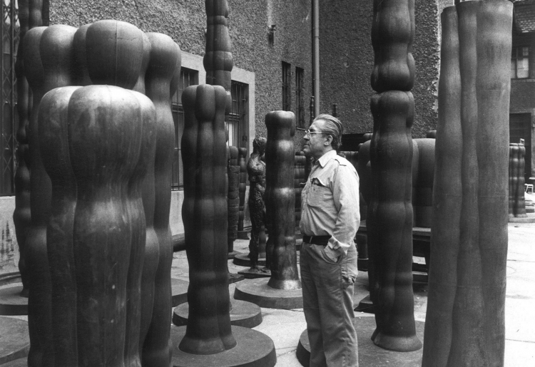 JOANNIS AVRAMIDIS, Joannis Avramidis in the courtyard of the scuptors’s studios of the Academy of Fine Arts, Vienna | c. 1980 © © Sanjiro Minamikawa