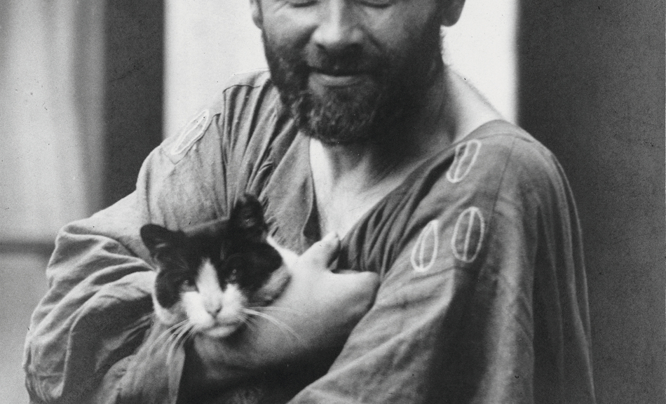 Moritz Nähr, Gustav Klimt eine seiner Katzen im Arm haltend vor seinem Atelier, um 1912 © Imagno/Austrian Archives