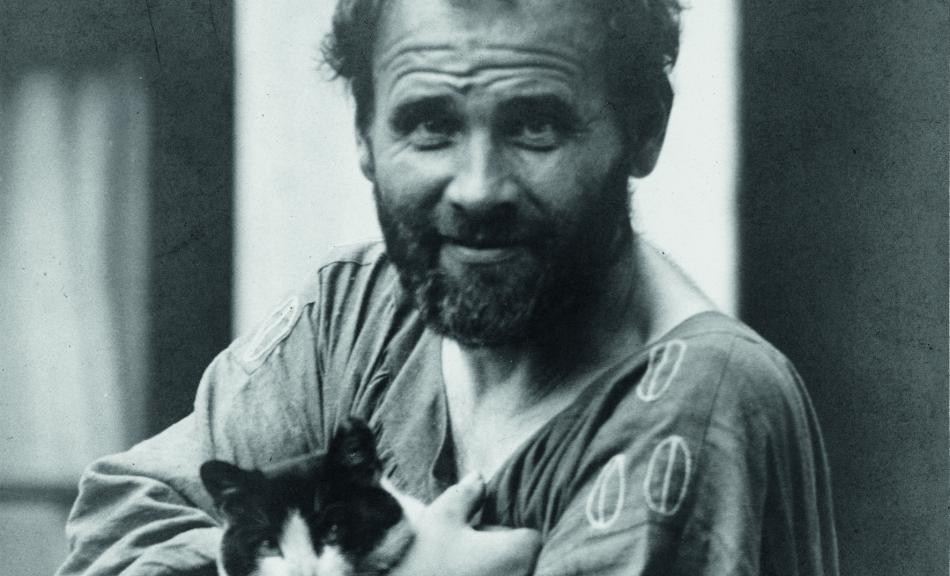 Moritz Nähr, Gustav Klimt eine seiner Katzen im Arm haltend vor seinem Atelier, um 1912 © Imagno/Austrian Archives