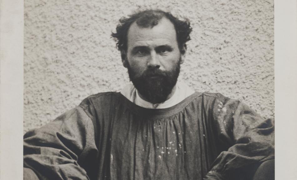 Gustav Klimt mit Malwerkzeug, 1902 © Privatbesitz