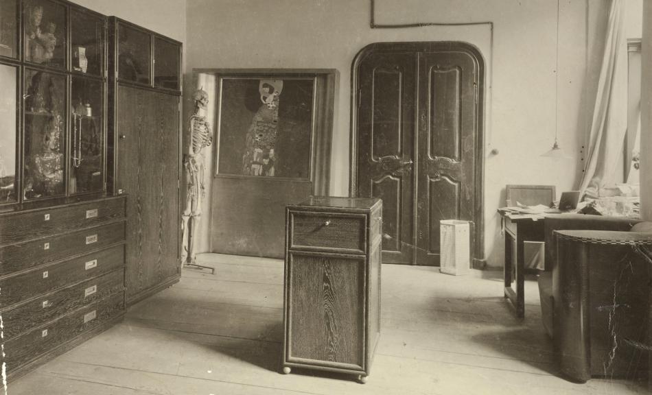 MORITZ NÄHR, Large Antechamber to Gustav Klimt’s studio at Josefstädter Straße 21 with Wiener Werkstätte furnishings and Klimt’s painting »Hope II« with exhibition frame, 1912 © ÖNB/Wien, 214.837 E Pos