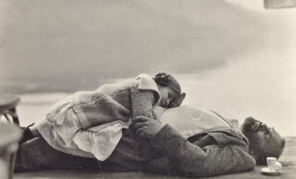 Gustav Klimt and the five-years old niece of Emilie Flöge, Gertrude, on the landing stage of Villa Paulick in Seewalchen on Lake Attersee, Eastern 1912 © Private collection