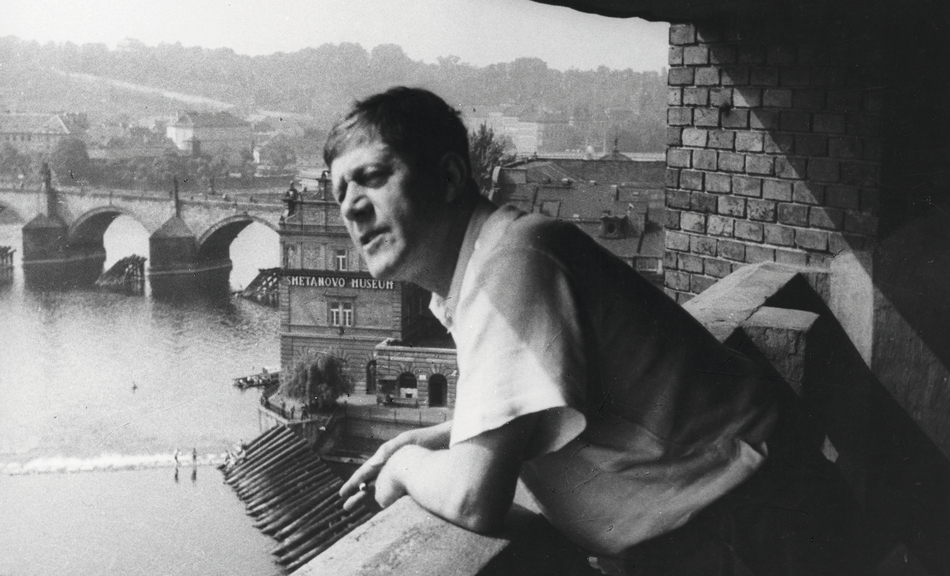 Oskar Kokoschka blickt vom Balkon seines Ateliers in Prag auf die Moldau, im Hintergrund die Karlsbrücke, 1936, Foto: verm. Olda Palkovska, © Universität für angewandte Kunst Wien, Oskar Kokoschka Zentrum