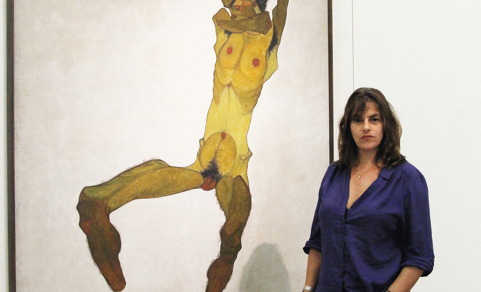 Tracey Emin vor Egon Schieles Gemälde »Sitzender Männerakt (Selbstdardstellung)« | 2014 © Leopold Museum, Wien / A. Ludwig