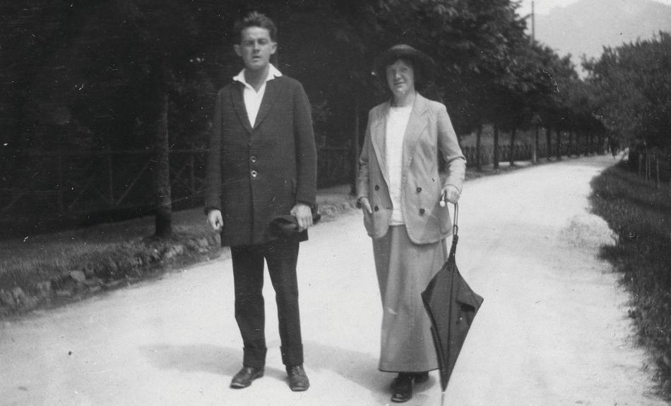 Egon Schiele und Wally Neuzil in Gmunden am Traunsee, aus dem Fotoalbum von Arthur Roessler, Juli 1913 © Wien Museum