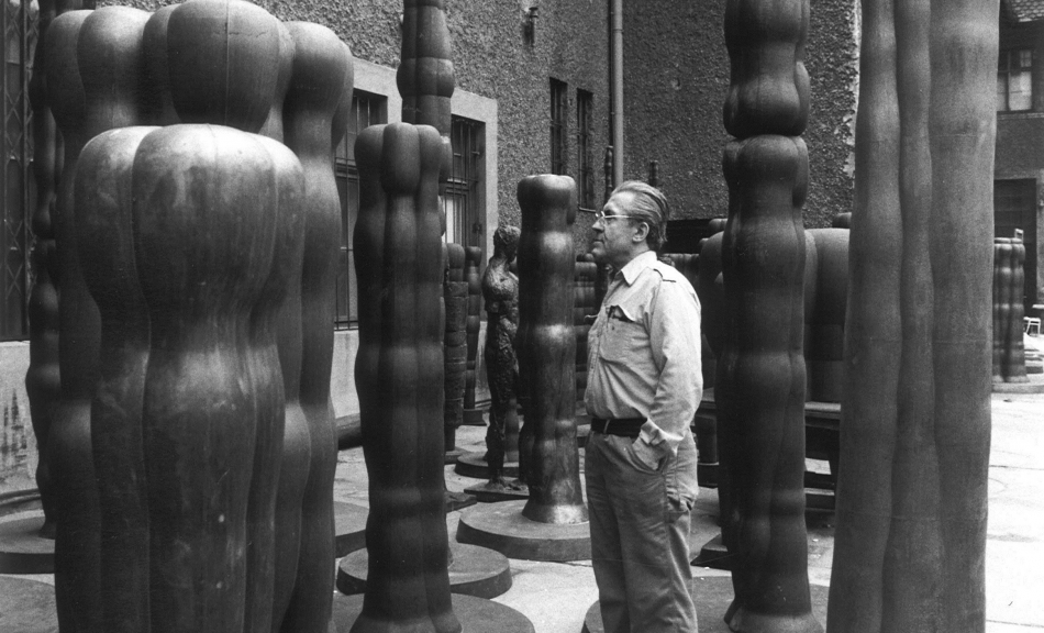 JOANNIS AVRAMIDIS, Joannis Avramidis im Hof der Bildhauerateliers der Akademie der bildenden Künste, Wien | um 1980 © © Sanjiro Minamikawa