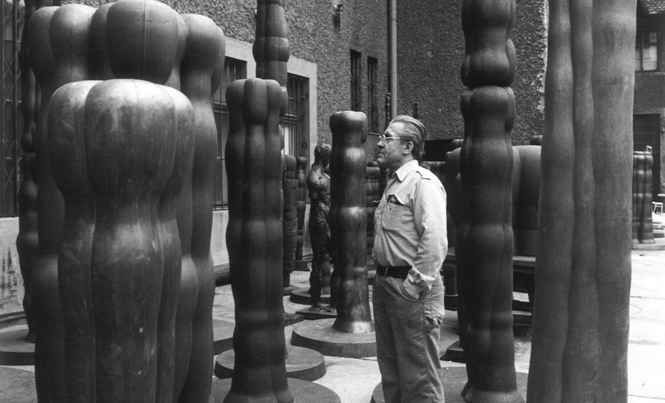 JOANNIS AVRAMIDIS, Joannis Avramidis in the courtyard of the scuptors’s studios of the Academy of Fine Arts, Vienna | c. 1980 © © Sanjiro Minamikawa