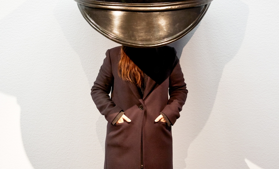 Erwin Wurm, New York Police Cap Gold, 2010 © Courtesy Galerie Thaddaeus Ropac, London – Paris – Salzburg Foto | Photo: Leopold Museum/Lisa Rastl, Installationsansicht | Installation view Leopold Museum, Wien | Vienna © Bildrecht, Wien, 2017