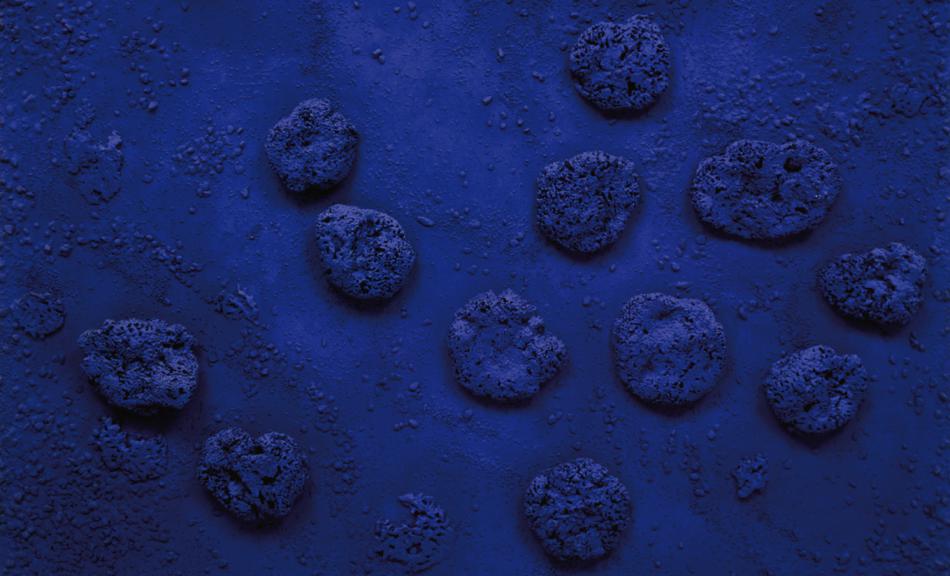 YVES KLEIN, RE 1 (RELIEF ÉPONGE BLEU 1), 1958 © Courtesy Heidi Horten Collection © The Estate of Yves Klein c/o Bildrecht, Wien, 2018