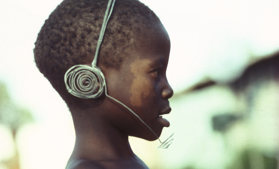 Pilotenspiel: Junge mit Kopfhörern aus Draht © Leopold Museum