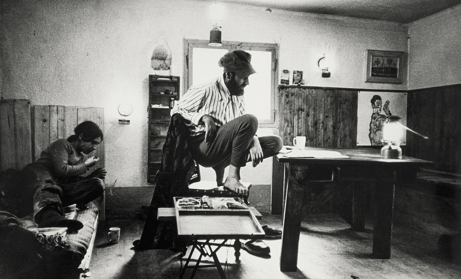 STEFAN MOSES, Friedensreich Hundertwasser in seinem Arbeitszimmer in der „Hahnsäge“ © Hundertwasser Archiv, Wien, Foto: Leopold Museum, Wien/Manfred Thumberger © fotografie stefan moses