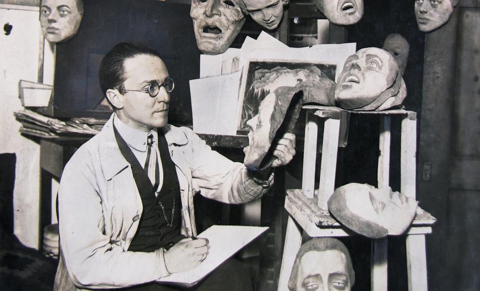 Fotoatelier A. Frankl, Berlin, Emil Pirchan mit Masken im Berliner Atelier, 1923 © Sammlung Steffan/Pabst, Zürich, Foto: Sammlung Steffan/Pabst, Zürich © Nachlass Emil Pirchan, Sammlung Steffan/Pabst, Zürich