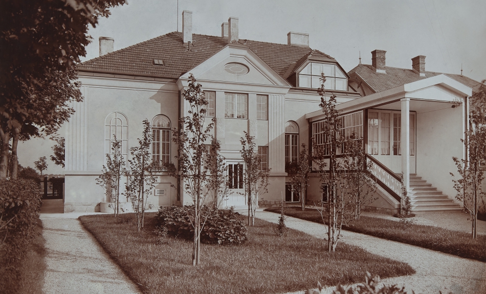 ANONYMOUS PHOTOGRAPHER, Villa Rothberger, view from the garden, c. 1915 © Private Collection, Photo: Leopold Museum, Vienna/Manfred Thumberger