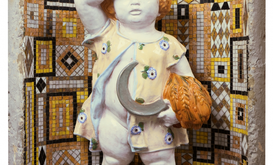 Michael Powolny, Jahreszeiten-Putto (Sommer), um 1915 | Otto Prutscher, Mosaiknische aus dem Dianabad in Wien, 1916 © Privatbesitz, Foto: Leopold Museum, Wien/Manfred Thumberger